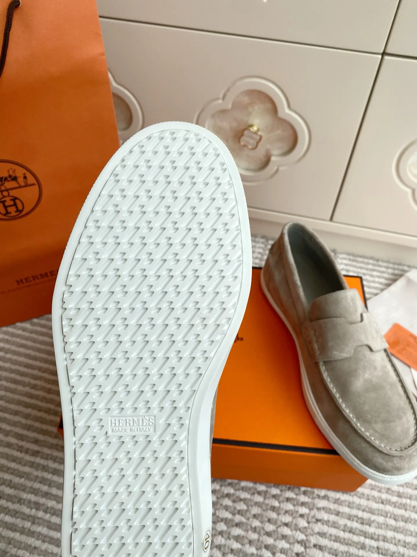 p560✨Hermes Couple Loafers｜Walking in the urban high-end, easily wearing Hermès temperament✨Who says luxury and comfort can’t have both?  This pair of H’s classic loafers really does it!  ▪️"Customized imported Yangjing fabric" is soft and delicate ▪️"Full sheepskin lining" + "soft-soled shoes" design. Your feet will be healed the moment you put them on~ It's like stepping on clouds☁️You won't feel tired after walking all day!  The iconic "H" buckle is low-key and luxurious. It is matched with a rubber outsole. It is lightweight and stylish. Whether you are commuting or shopping, you can easily achieve casual urban style🏙 Can be worn by couples. Full range of sizes, girls 35-41 | boys 39-45. Wear them together when going out. Sweet and high-end💑 Original mold opening. Details are in place. Those who understand will be attracted at a glance ️❤️ #Hermès loafers #coupleshoes #lightweight and versatile shoes